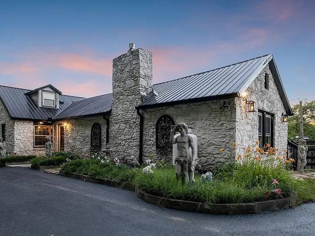 The Stoneglass Retreat gallery image 4