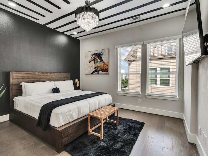 Ძირითადი საძინებელი აერთიანებს თამამ შავ აქცენტებს და გასაოცარ ჭაღს, რომელიც ქმნის ელეგანტურ და ლუქს-კლასის საცხოვრებელს. Ელეგანტური დეტალებითა და მყუდრო გარემოთი იდეალური სივრცეა კომფორტით დასვენებისა და განტვირთვისთვის.