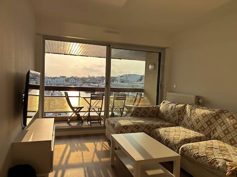 Successful Airbnb property: Apartment with harbor view in Grandcamp Maisy