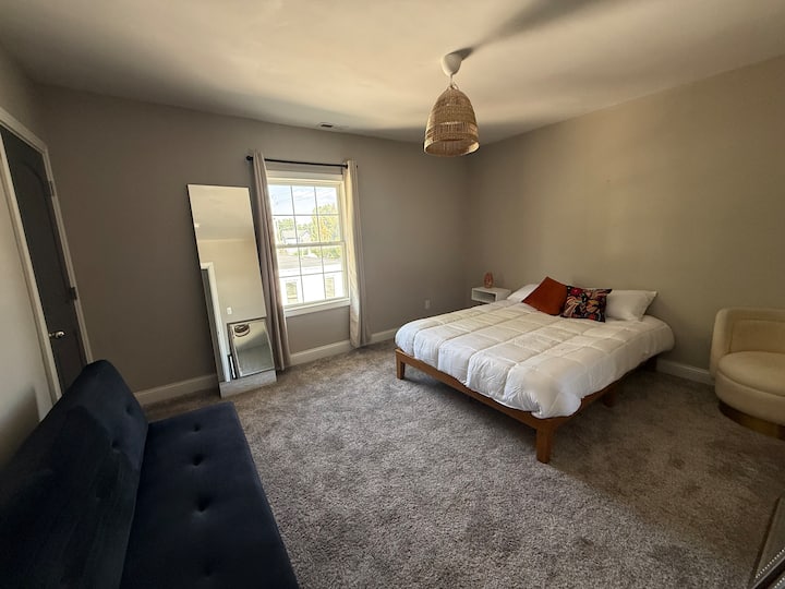 Jednostavna, ugodna i udobna; ova spavaća soba s bračnim krevetom idealna je za goste koji traže mirno uto u povučenosti.