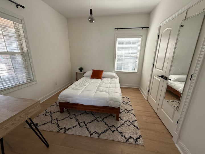 Elegantno, svijetlo i udobno; vaše mirno utočište u centru Indyja.