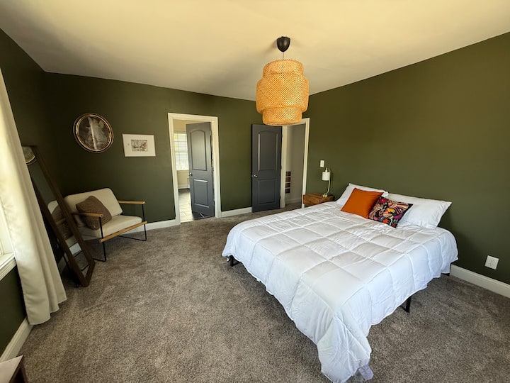 Opustite se u ovoj udobnoj spavaćoj sobi – savršeno utočište nakon istraživanja centra Indianapolisa.