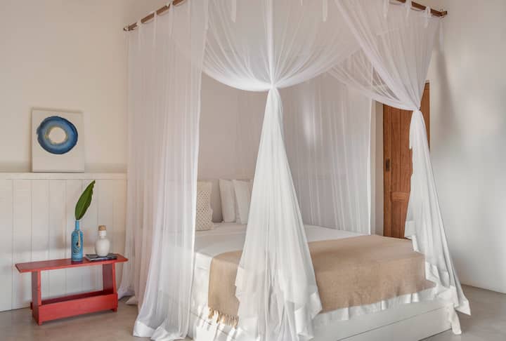 Елегантен апартамент с легло с балдахин в бели воали, ръчно изработени детайли и цветни щрихи, които придават свежест и автентичност на помещението.