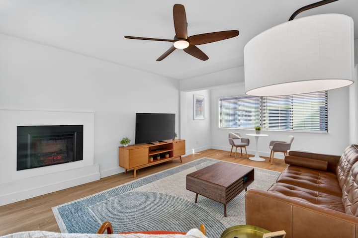 Sala de estar con chimenea y sala de estar adicional.