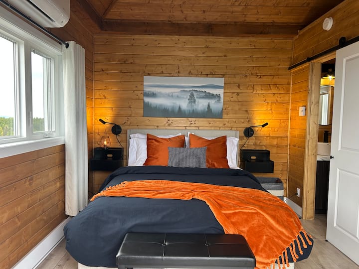 Esta es la habitación del segundo piso y no olvide que la puerta de la escalera de caracol siempre debe cerrarse después de su llegada al piso, ¡que pase un buen rato!