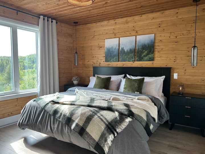 Una cama King muy grande totalmente equipada, ajustable a gravedad cero, antirronquidos, puede levantar la cabeza de la cama o el pie de la cama, sin olvidar el modo de vibración para un masaje.  Y tiene 4 almohadas y 3 mantas adicionales.