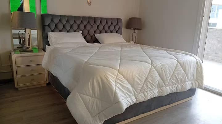 Spavaća soba 2 – stolne svjetiljke, prostrani balkon s pogledom na vrt/bazen i još mnogo toga