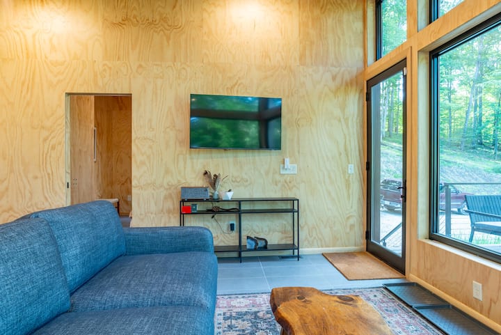 55"Televisheni mahiri yenye koni ya kisasa, inayofaa kwa ajili ya kutazama vipindi au sinema unazopenda. Hemwood inatoa Wi-Fi yenye nyuzi kwa ajili ya muunganisho wa haraka na wa kuaminika wakati wa ukaaji wako.