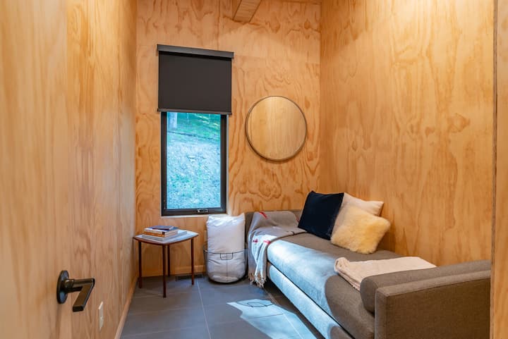 Kaa na kitabu kizuri kwenye kitanda cha mchana cha Chumba na Bodi yenye starehe. Ikiwa na kulabu za nguo na taulo, pamoja na vivuli vya giza vya chumba kwa ajili ya kulala vizuri au kusoma. Hulala moja.