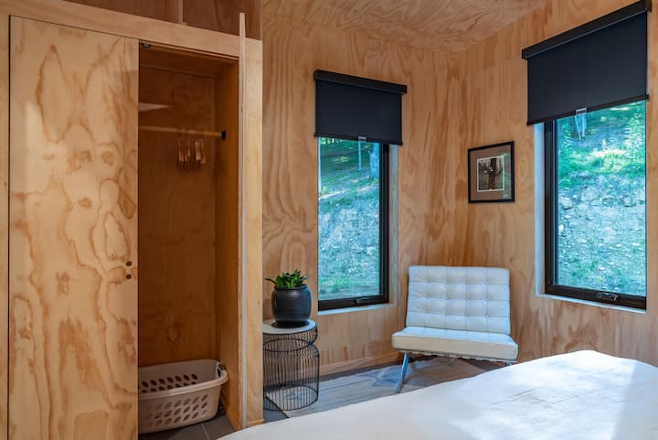 Ingia kwenye kitanda cha ukubwa wa kifalme na mashuka ya kifahari ya Quince, pumzika kwenye kiti cha zamani cha Barcelona na uhifadhi vitu vyako kwenye kabati linalofaa. Sehemu hii yenye starehe inalala watu wawili kwa starehe na ina vivuli vya giza vya chumba.