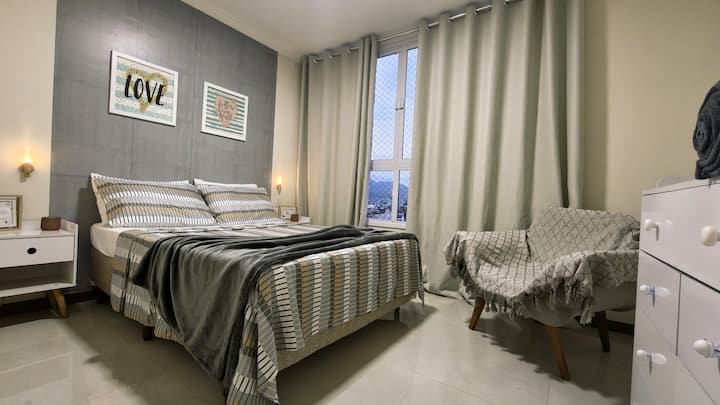 Cama Casal Padrão confortável, enxoval completo com lençol de 400 fios toque macio, travesseiros extra fofos, mesa de cabeceira funcional com fácil acesso a tomadas, banheiro suíte, wi-fi ultra rápido e  vista deslumbrante e revigorante ao acordar.