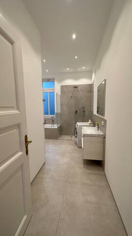 Luxury Historic 3BR, 2BA – 3 Min to Oktoberfest gallery image 4