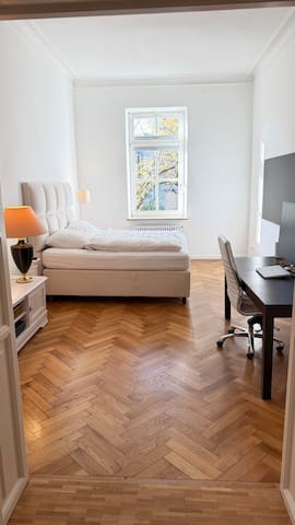 Luxury Historic 3BR, 2BA – 3 Min to Oktoberfest gallery image 2