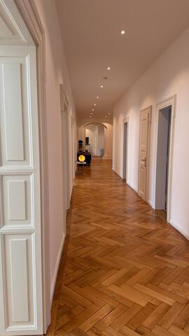 Luxury Historic 3BR, 2BA – 3 Min to Oktoberfest gallery image 3
