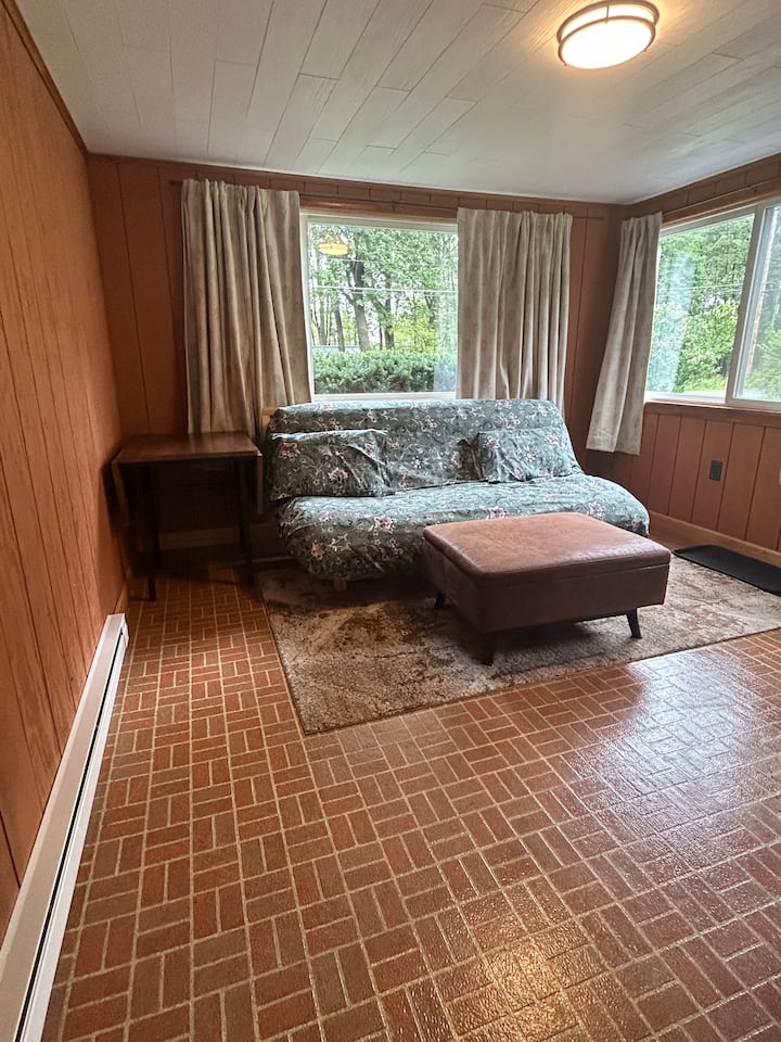 Тремот за спиење/дувло/сончева соба има футон со големина на брачен кревет (широк 150-179 см). Многу удобно.