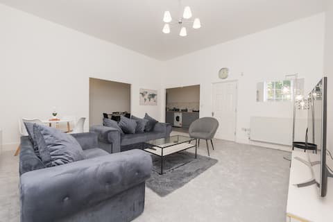 Popular Airbnb listing: Central 2 Bedroom/2BA Flat · Discounted Long Stays in Ashley