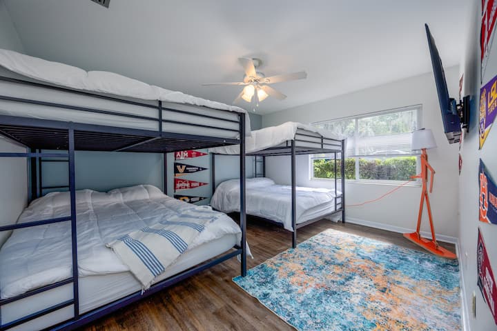 توفر غرفة النوم 4 سريرين بفراشين (مقاس كوين) - مثالي للعائلات أو المجموعات التي تتطلع إلى الاسترخاء براحة وأناقة.  