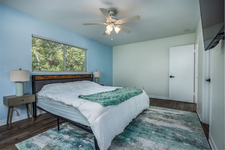 استمتع بالراحة في غرفة النوم الرئيسية التي تتميز بسرير كينج فاخر ومروحة سقف للراحة وتلفزيون للاسترخاء في السرير.