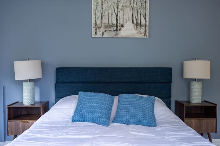 استمتع بالراحة مع سرير فخم بحجم كوين، مثالي لليالي الهادئة والصباح الهادئ.  