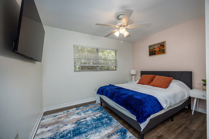 استرخ في راحة مع سرير مريح، وعروضك المفضلة على التلفزيون، ومروحة سقف للحفاظ على الأشياء باردة ومتجددة طوال الليل.