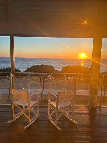 Luxury duplex with frontal Sea Views! gallery image 2