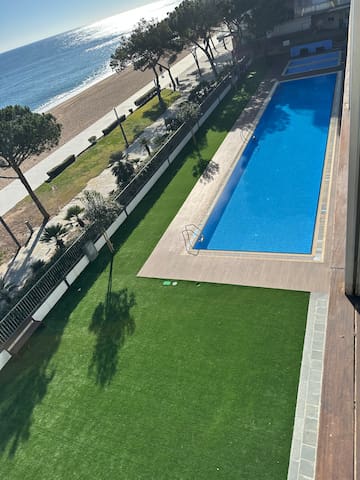 Luxury duplex with frontal Sea Views! gallery image 5