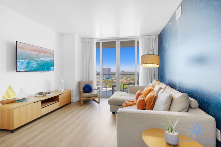 Stylish 2br High-rise  Retreat W/ Ocean Views - Hallandale Beach