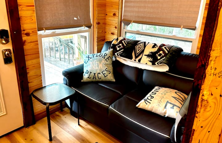 Разтегателният диван лесно се разтяга до двойно легло 