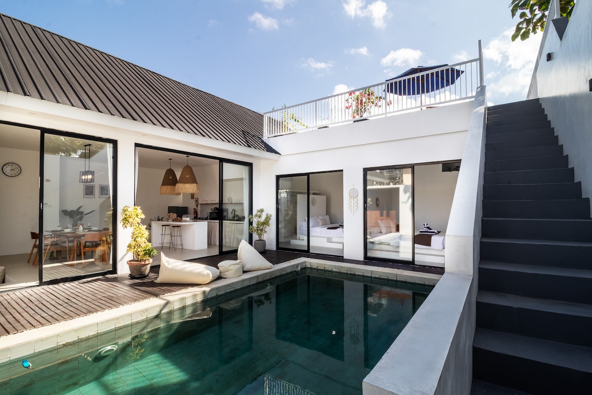 Villa in South Kuta · 2 bedrooms · 2 beds · 2.5 private baths, порівнянний Airbnb