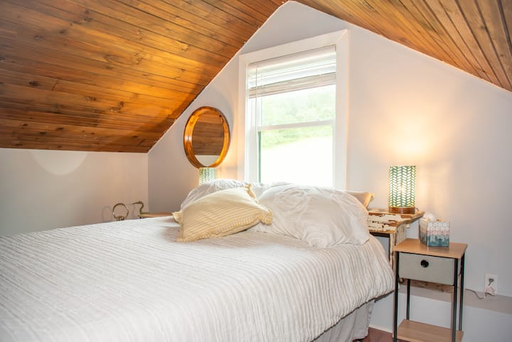 第二间卧室位于阁楼区域。可通过楼梯进入。