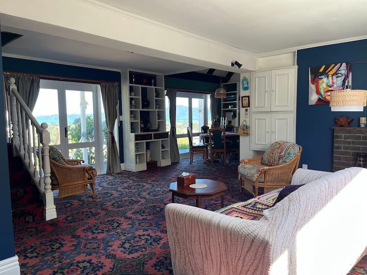 Classic Kiwi Comfort, Quietly Grand. Ocean Room. - Paekākāriki