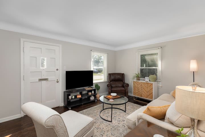 Stylish Ferndale Bungalow - Berkley, MI