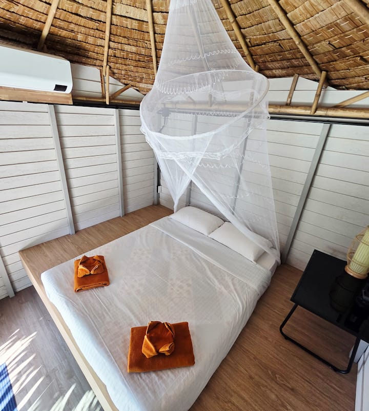 Vaša vlastná izba s klimatizáciou priamo na pláži s najkrajším výhľadom na Andamanské more – to je Thajsko.