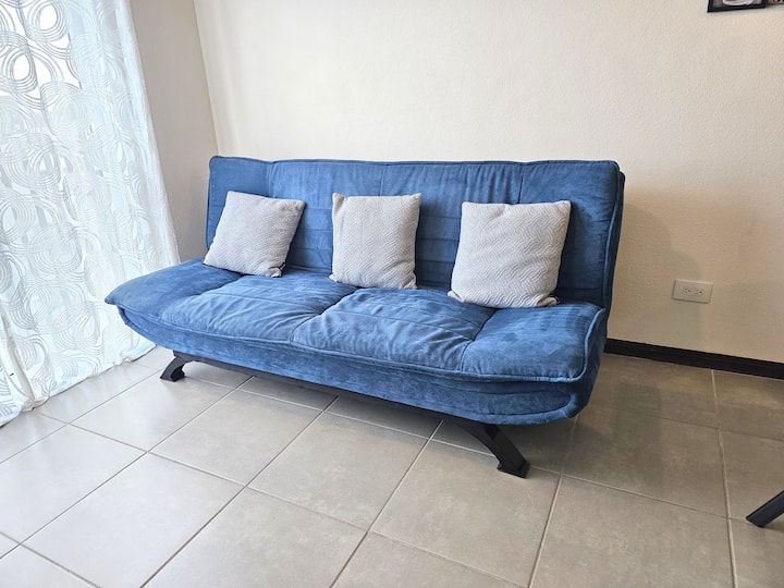 Елегантно сгъваемо диван легло за още 1 човек, трябва да го заявите в резервацията си преди посещението, ако е необходимо.