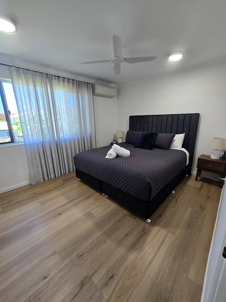 2米宽双人床、风扇和空调、内置衣柜