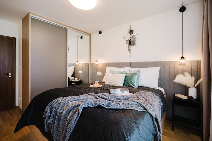 Საწოლის ქვეშ შესაძლებელია ორი ერთადგილიანი საწოლის გამოღება.