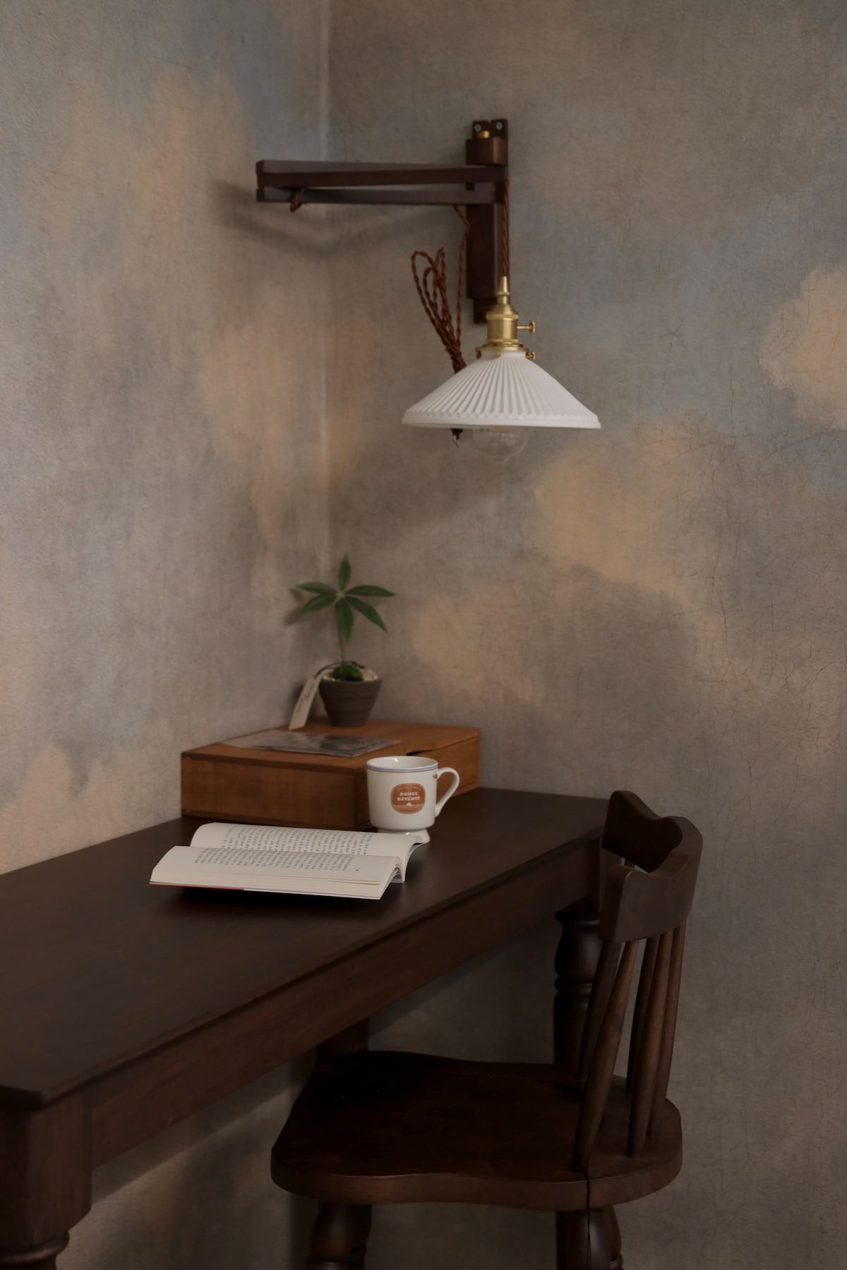 Това е спалня с тапети на точки, напомнящи облаци, оцветени от светлината на залеза.
Това е спалня, където можете да се насладите на заспиване върху облаците, а едно двойно легло е подготвено. 
В тази стая могат да се настанят до 2 - ма души.