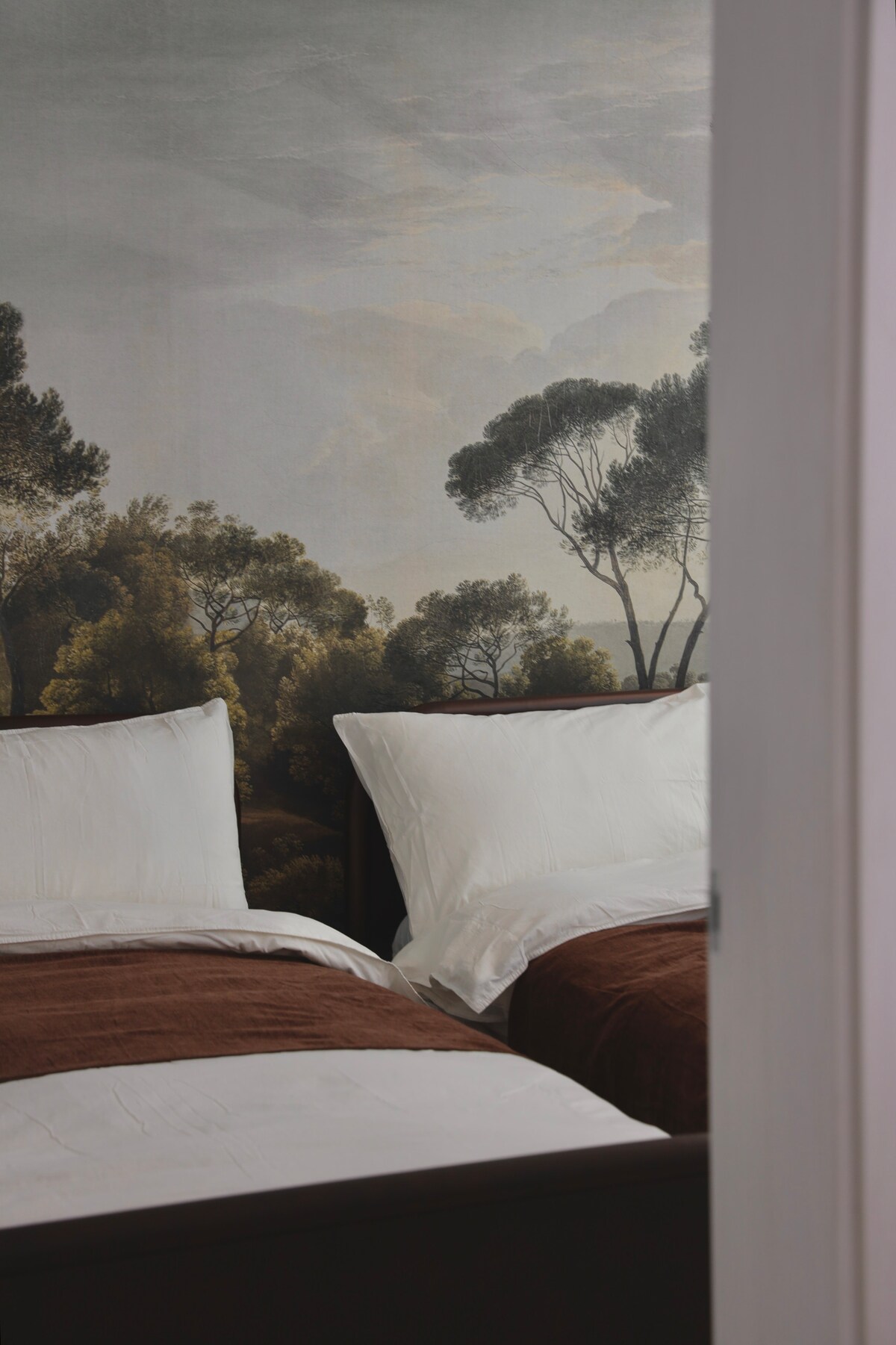 Това е спалня с тапети, напомнящи за гората.
Има две двойни легла, така че може да се настанят до 4 души.
Легло в тъмен дървесен цвят, съобразено с гората и облаците.