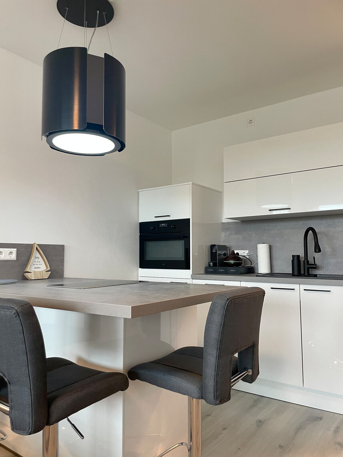 Popular Airbnb listing: Bellevue FN, apartment with lake view in Friedrichshafen