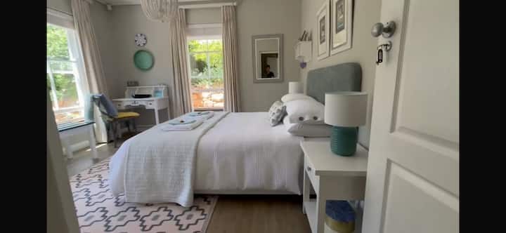 ห้องนอนที่ 2 พร้อมวิวสวนและโต๊ะทำงานขนาดเล็ก 