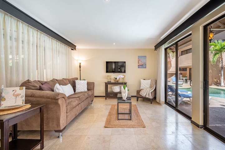 Orchid 1 Bedroom Condo - Short walk to the Beach