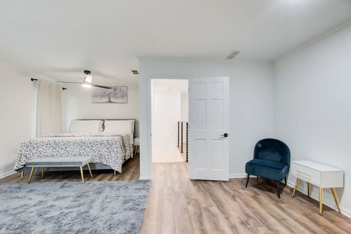 ห้องนอนใหญ่กว้างขวางพร้อมเตียงคิงไซส์ 