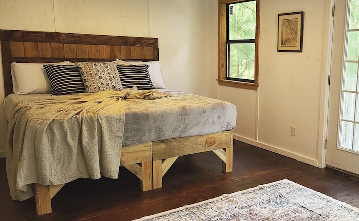 Rustic Trails LLC East Texas Canton, région de Mineola 
Grande chambre principale dans la maison de bain