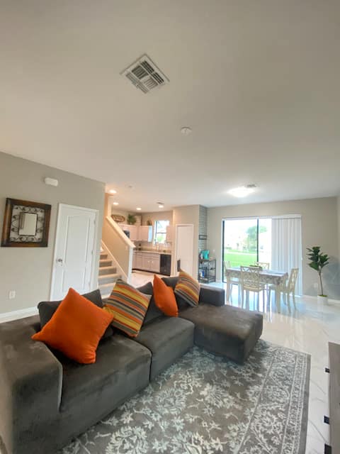Modern 2BR Retreat Near Disney, Legoland & More