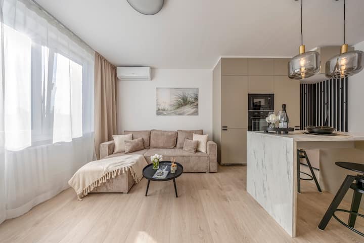1br Apartment W/ Skyline View & Elevator - Bratislava