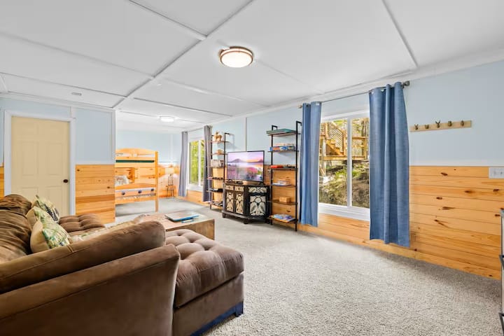 Sala de estar en la planta baja + literas