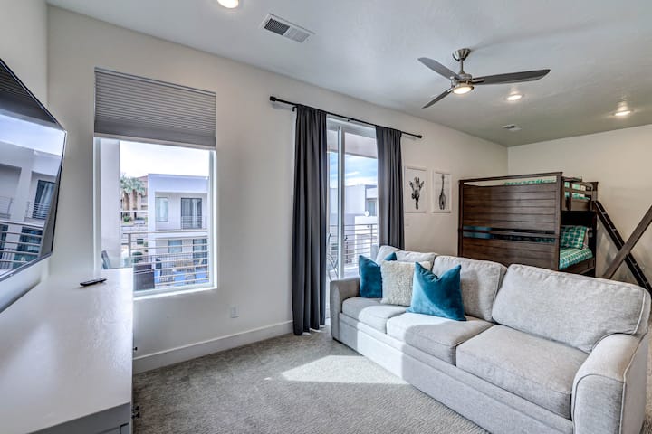 El dormitorio 4 ofrece un amplio espacio para los niños, con un sofá cama y un televisor inteligente Roku para un entretenimiento sin fin.