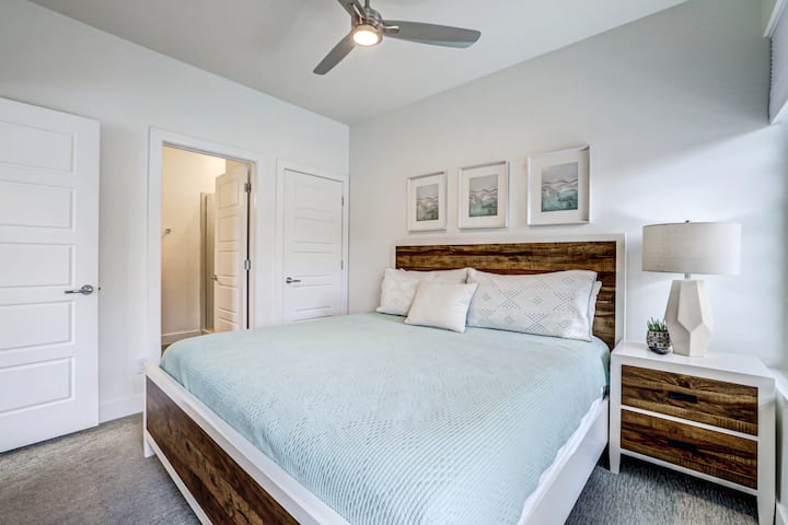 Disfruta de noches tranquilas en la segunda suite principal, con una cama tamaño king, ventilador de techo y baño completo.