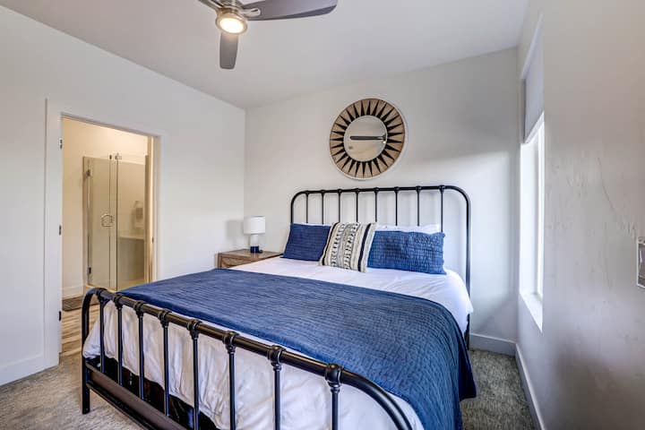 Disfruta de la máxima comodidad en esta espaciosa suite principal con una cama tamaño king y baño completo en suite para tu comodidad.

