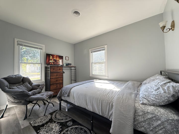 Month Long Room For Rent - Lansing, MI